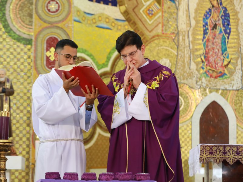 Padre Reginaldo Manzotti preside a Santa Missa de Cinzas em Curitiba (PR)