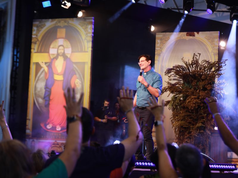 Padre Manzotti conduz a 2º palestra do XIII Retiro Nacional