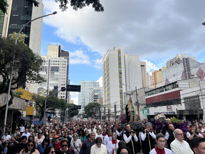 Milhares de pessoas participaram da Procissão de Nosso Senhor Morto