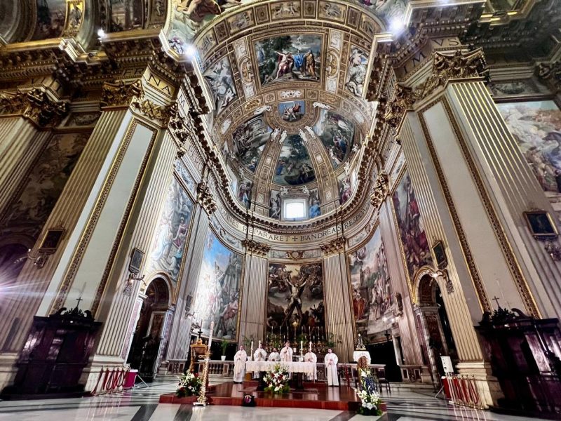 Padre Manzotti preside Missa de abertura do Congresso de Pentecostes