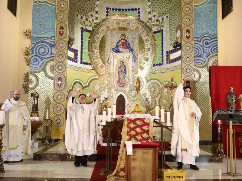 Padre Reginaldo Manzotti preside a Santa Missa que marcou o início dessa madrugada das 24 horas