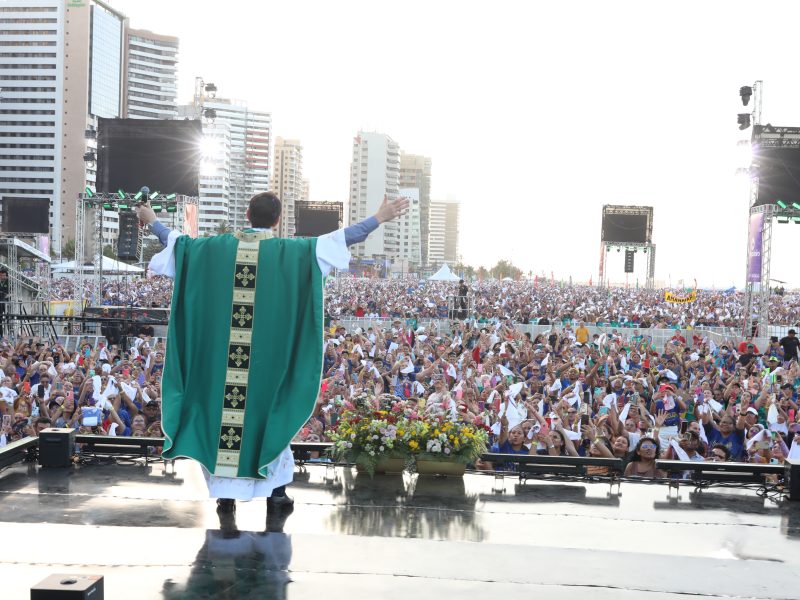 Padre Reginaldo Manzotti leva fé e esperança ao Verão Maior Paraná em Matinhos