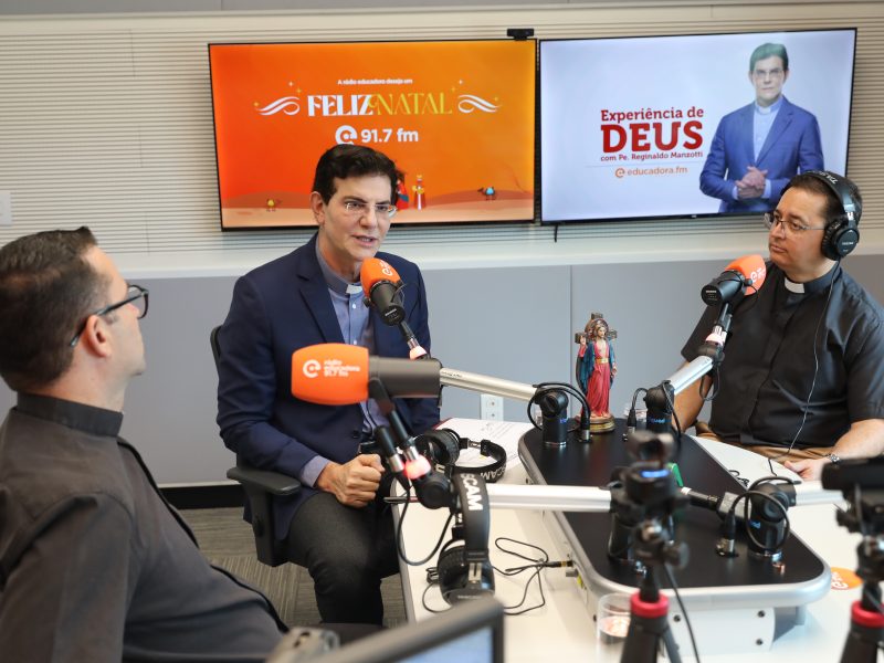 Padre Reginaldo Manzotti visita a rádio Educadora FM em Minas Gerais