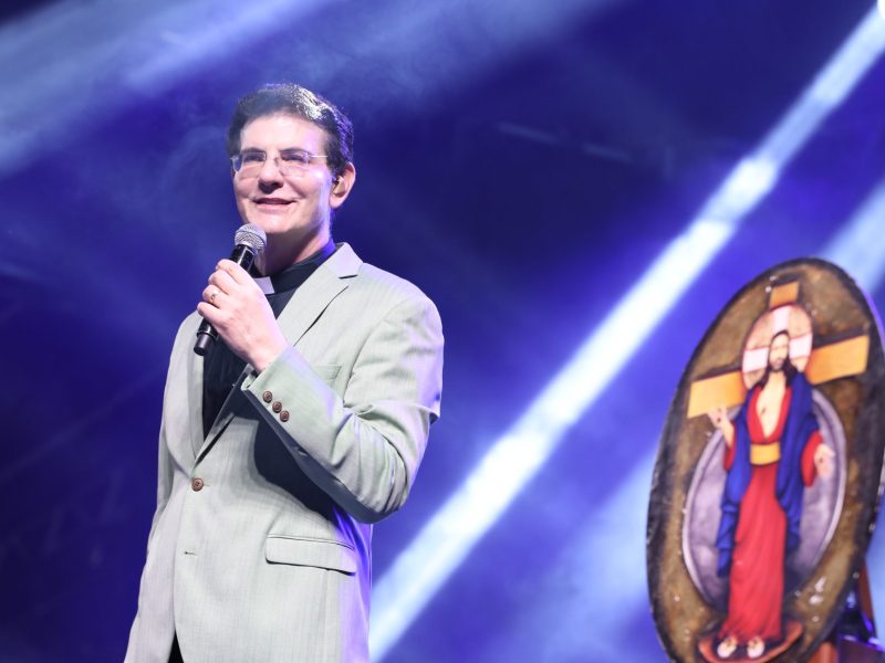 Padre Reginaldo Manzotti reúne mais de 30 mil fiéis em noite de fé e evangelização em Coronel Fabriciano (MG)