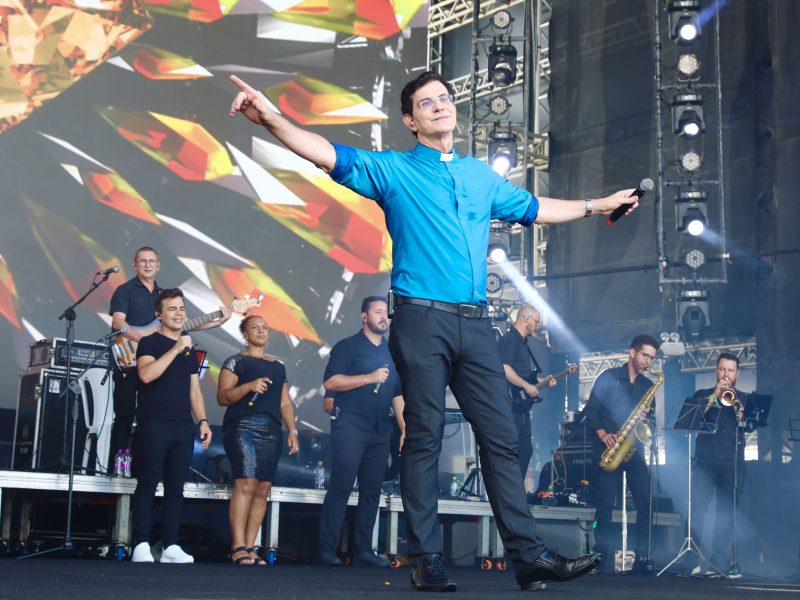 Padre Reginaldo Manzotti encerra o Verão Maior Paraná com público de 38 mil fiéis em Matinhos